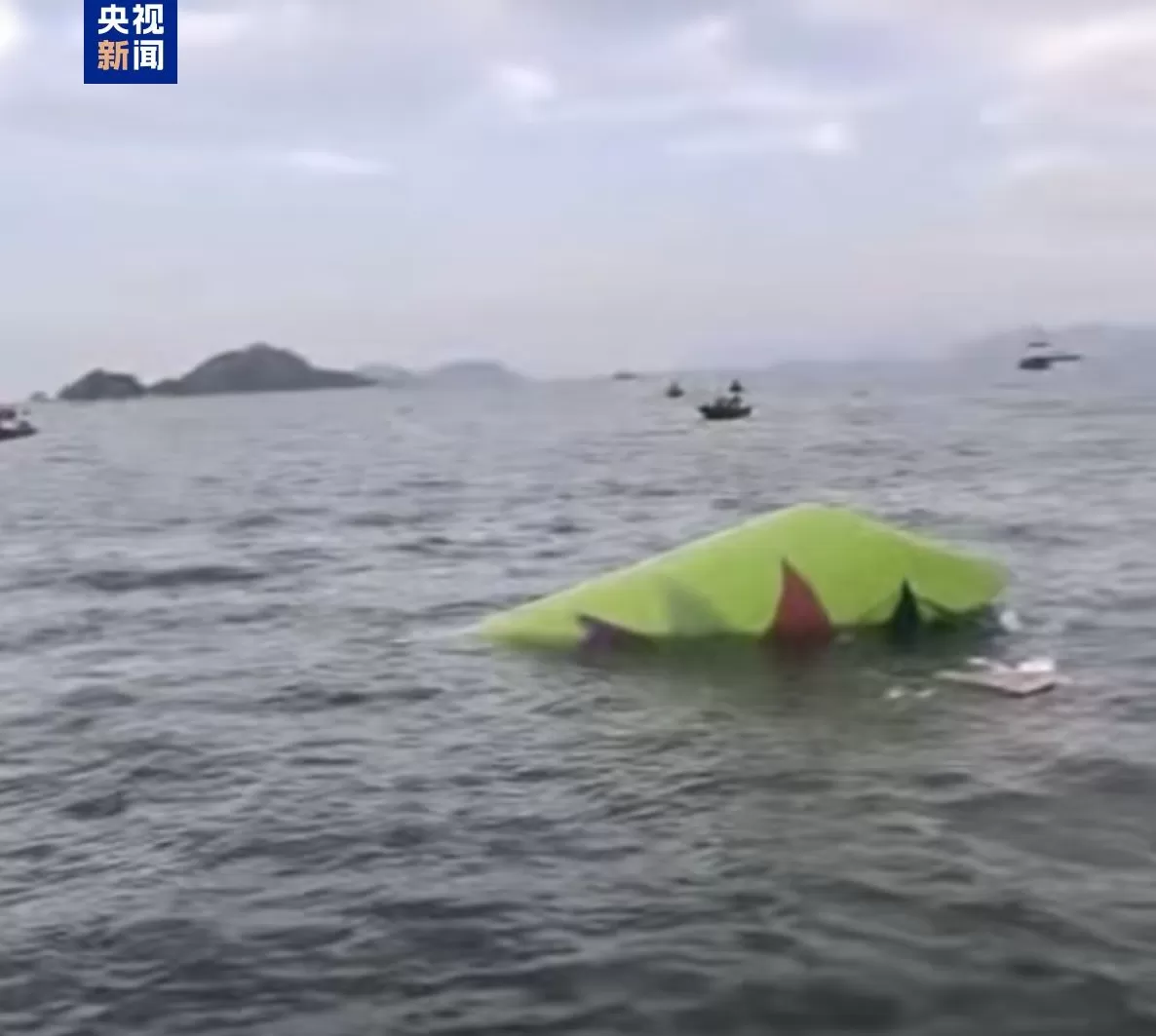 一货机在香港机场降落时冲出跑道坠海，地勤车被撞致两人死亡-第3张图片-