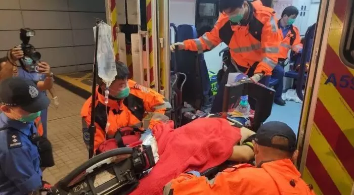 香港凌晨突发！一架波音货机冲出跑道坠海，地勤车被撞2人身亡-第3张图片-