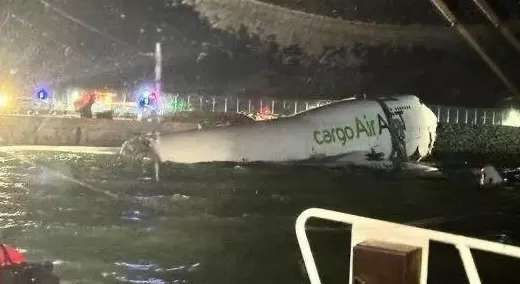 香港凌晨突发！一架波音货机冲出跑道坠海，地勤车被撞2人身亡-第2张图片-