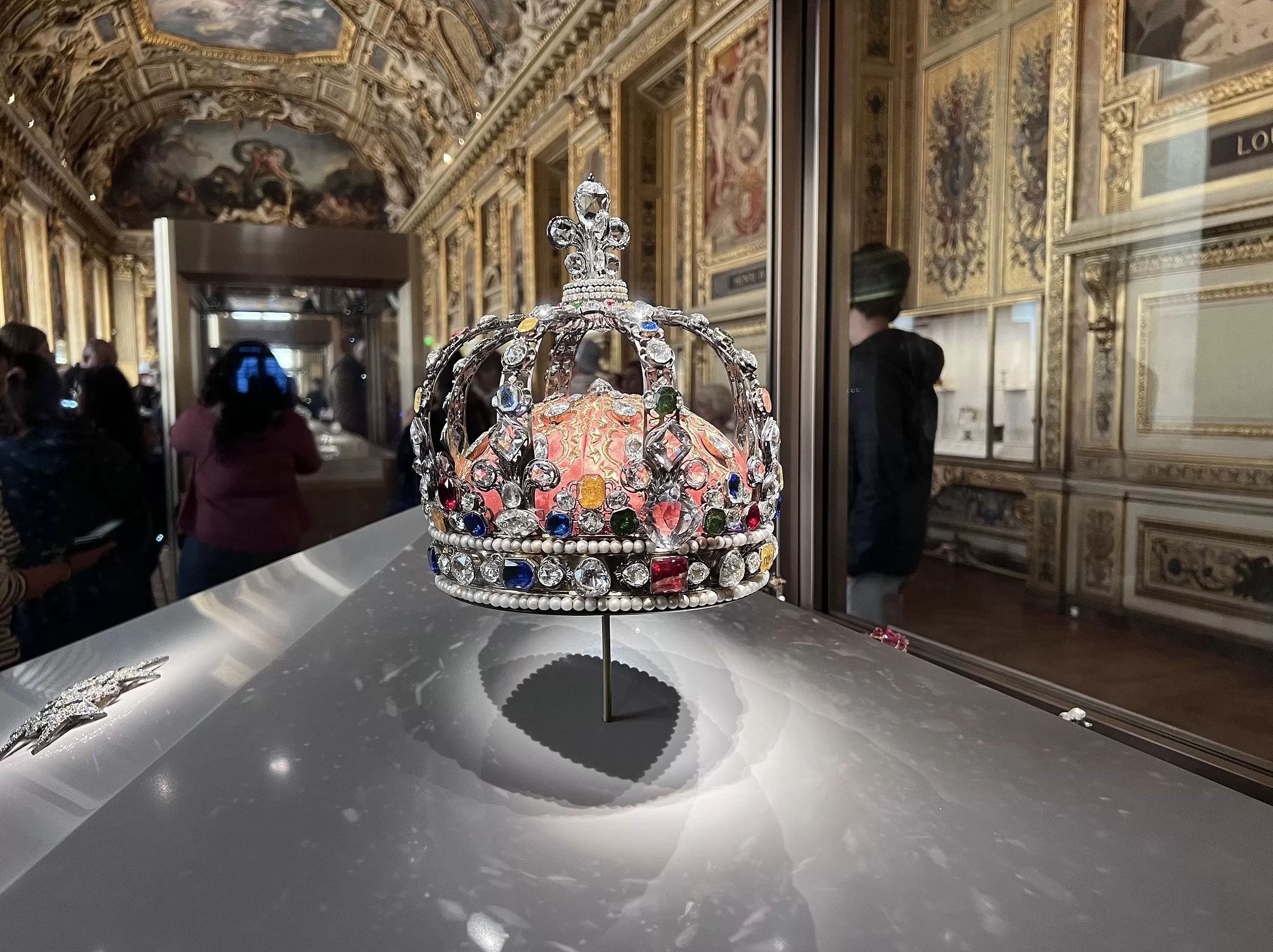 卢浮宫失窃藏品清单公布，新入口施工区现安防真空-第1张图片-