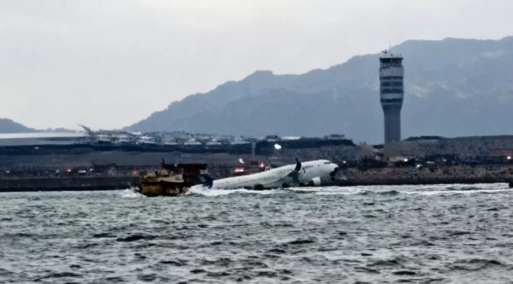 香港国际机场回应货机坠海：疑因失控滑出跑道，确保对事故彻底调查-第1张图片-