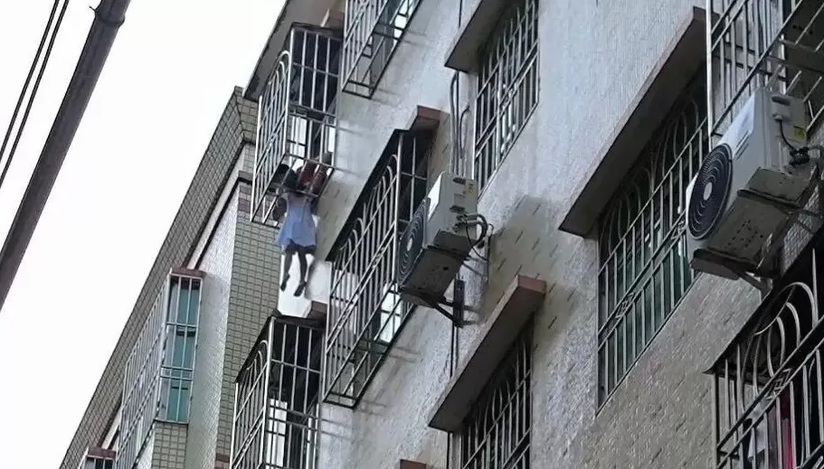 惠州一女孩被防盗网卡头悬半空-第1张图片-