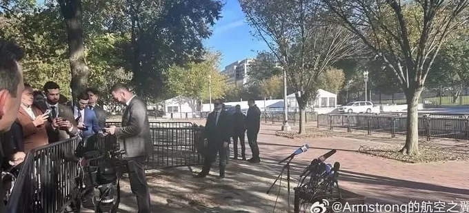 三访白宫再遭冷遇，泽连斯基在白宫外围栅栏空地召开记者会-第2张图片-