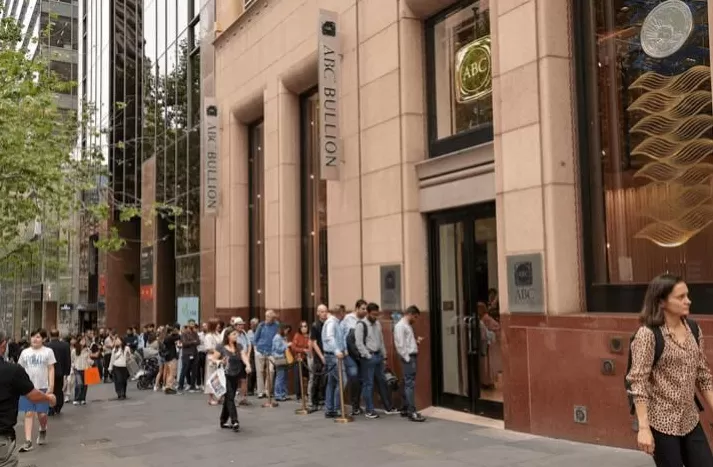 金价狂飙下的众生相：印度新娘改收现金，美国人排队买金-第3张图片-