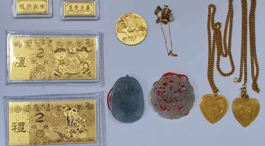 女子帮母亲大扫除误将50万元黄金首饰盒丢垃圾桶，还好被找到了-第2张图片-
