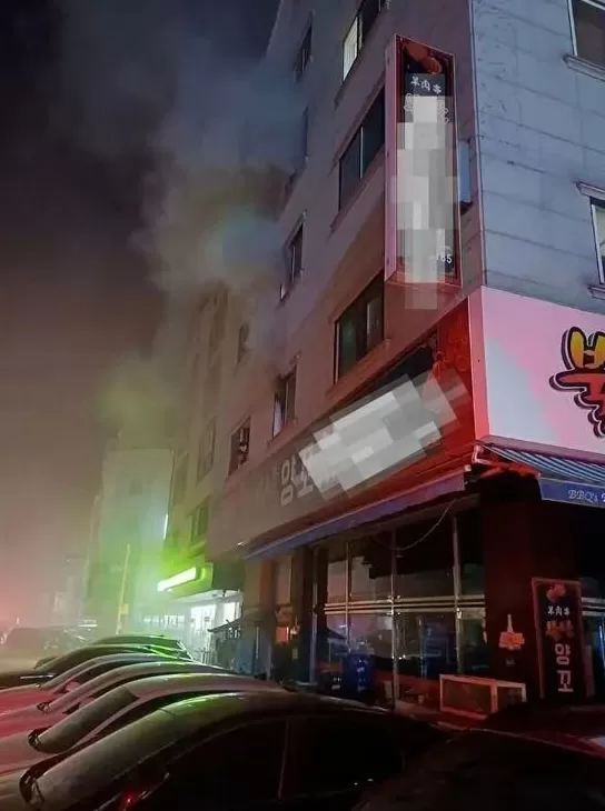 中国母亲韩国火灾中坠亡：她把两个月大的孩子托出火海，却没能救回自己-第2张图片-