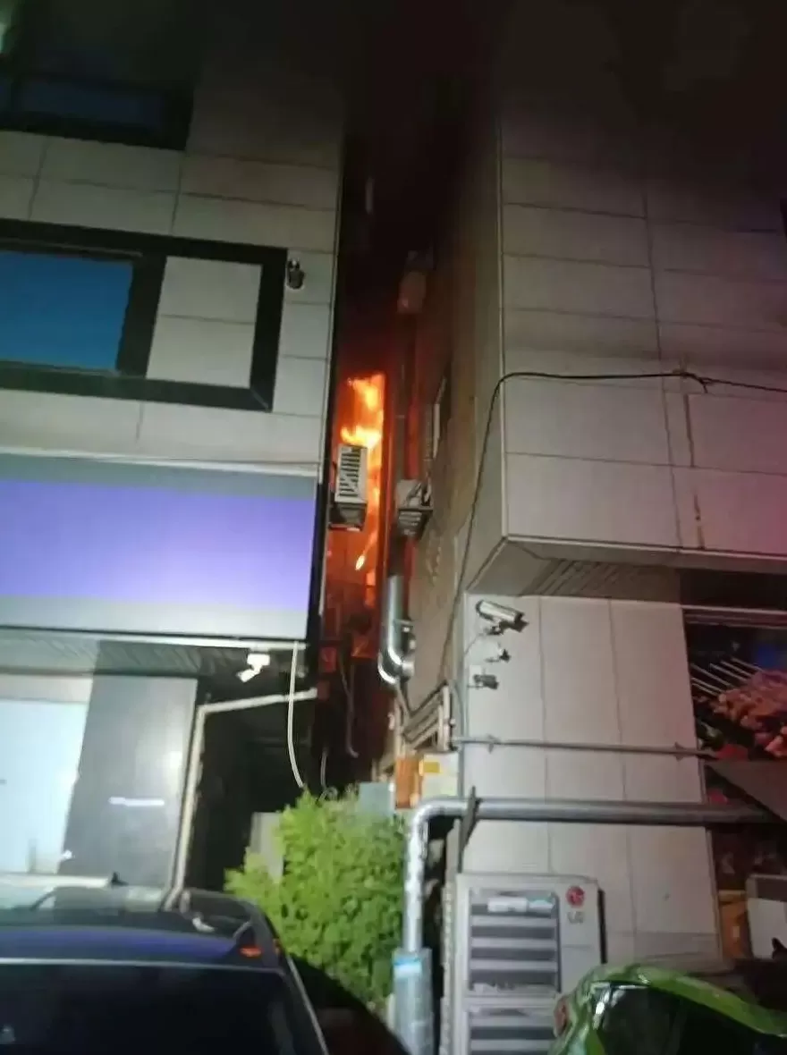 中国母亲韩国火灾中坠亡：她把两个月大的孩子托出火海，却没能救回自己-第1张图片-