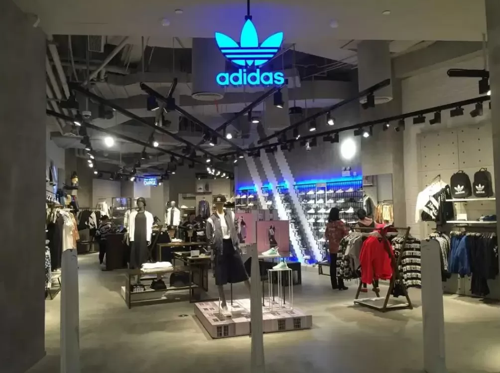 阿迪达斯客服回应“羽绒服由雪中飞代工”-第1张图片-
