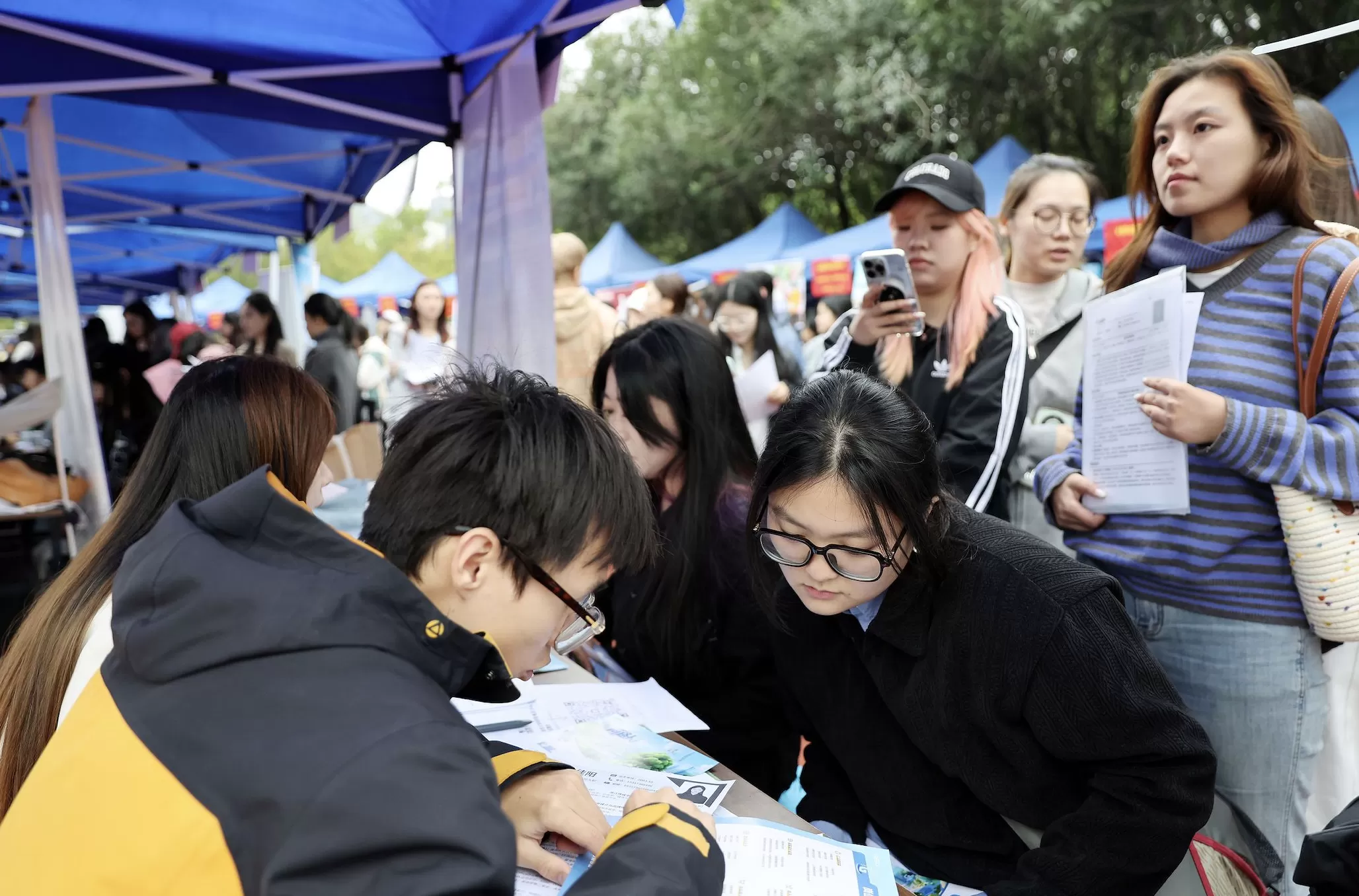 9月青年失业率小幅回落至17.7%，多地密集发布稳就业硬核举措-第1张图片-