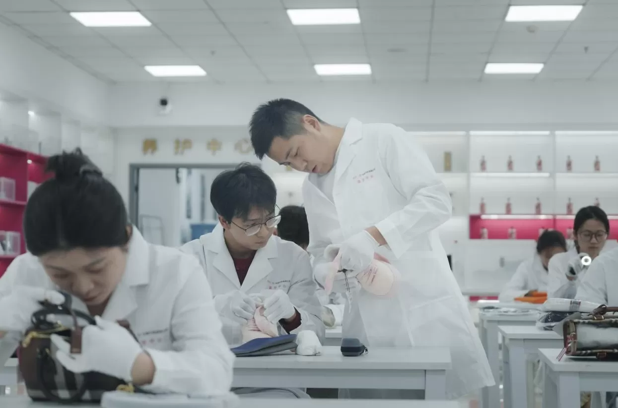 唯品会与中国中检奢侈品鉴定中心达成深度合作，首家接入其正品管理库-第6张图片-