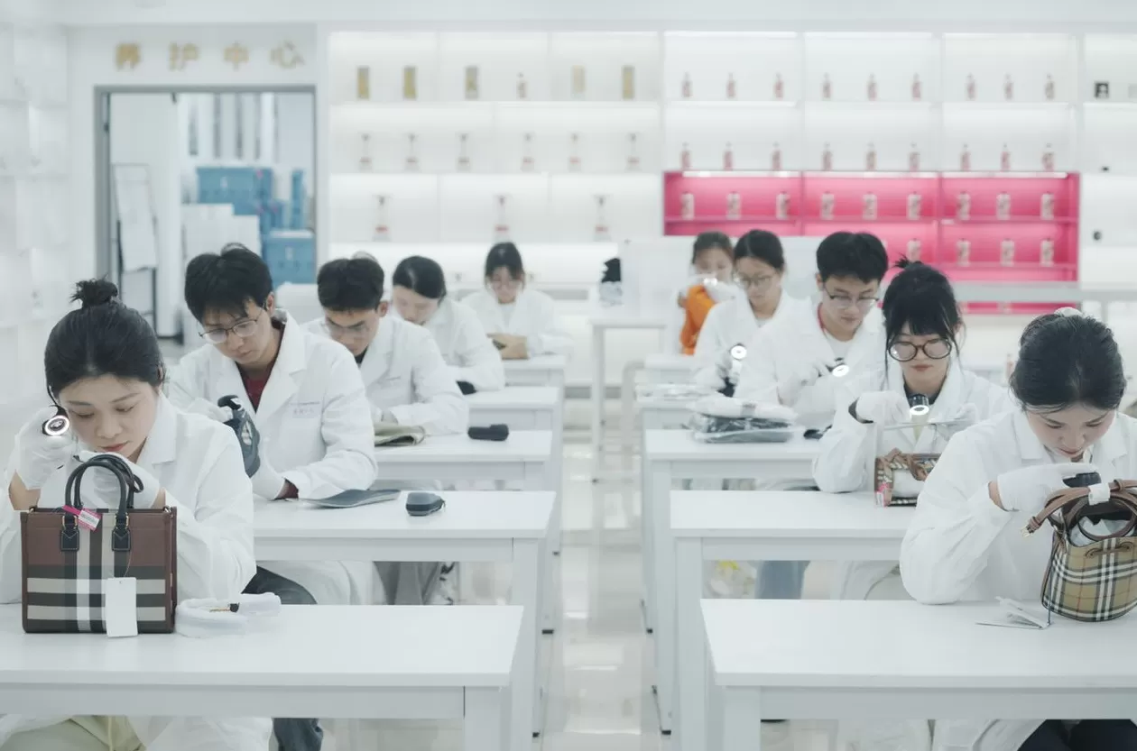 唯品会与中国中检奢侈品鉴定中心达成深度合作，首家接入其正品管理库-第5张图片-