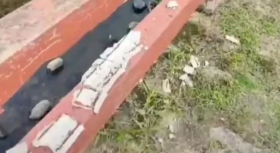 成都一河道护栏被指用塑料泡沫填充？当地回应：已向上级反馈并将核实情况-第1张图片-