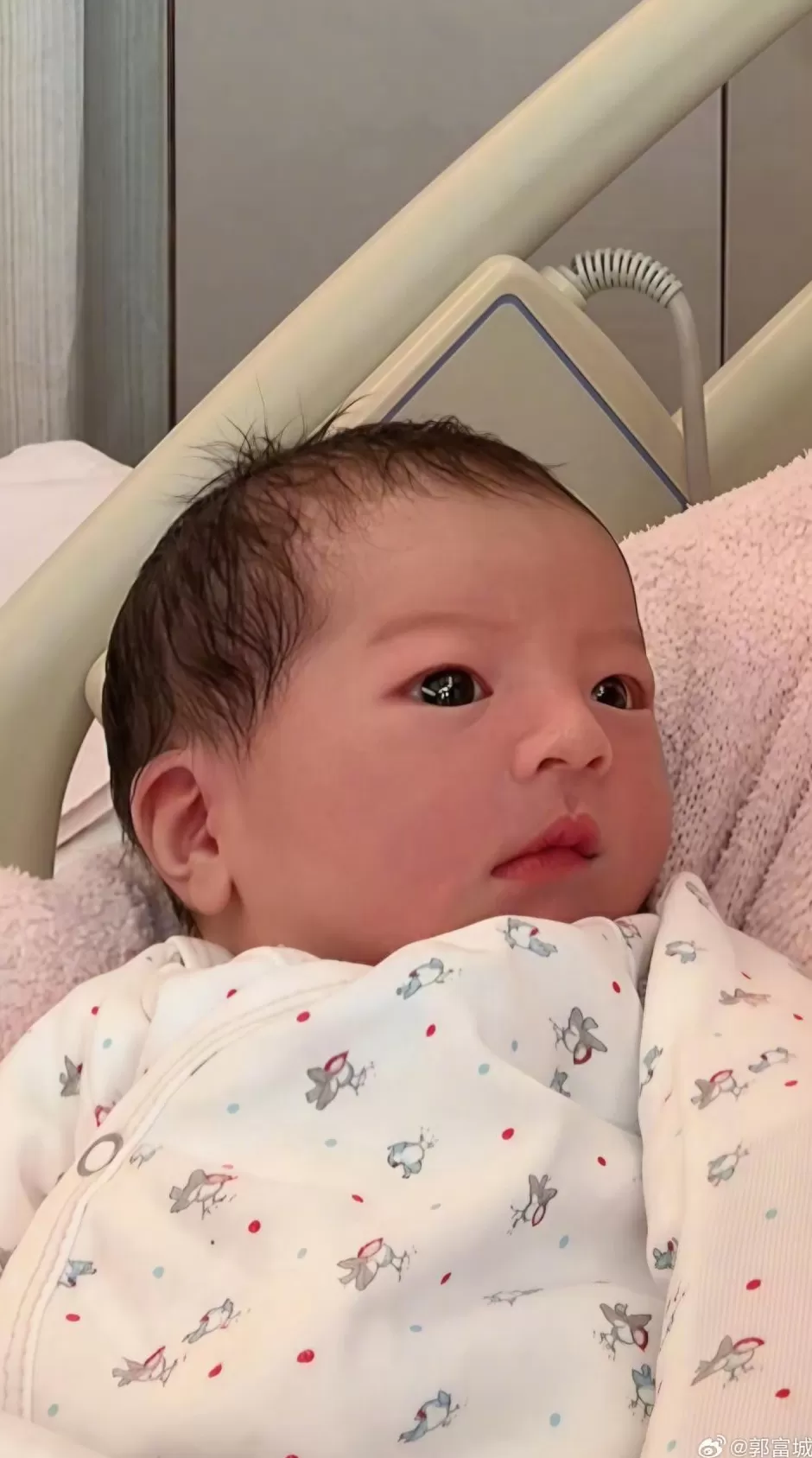 郭富城官宣三胎产女，晒女儿正面照报喜，他现身接宝宝回家一脸疲态-第1张图片-