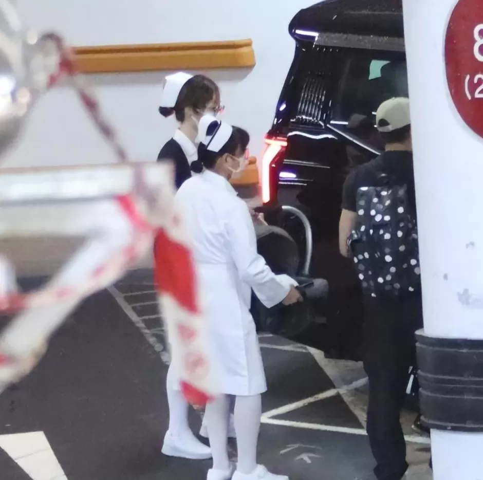 郭富城官宣三胎产女，晒女儿正面照报喜，他现身接宝宝回家一脸疲态-第4张图片-