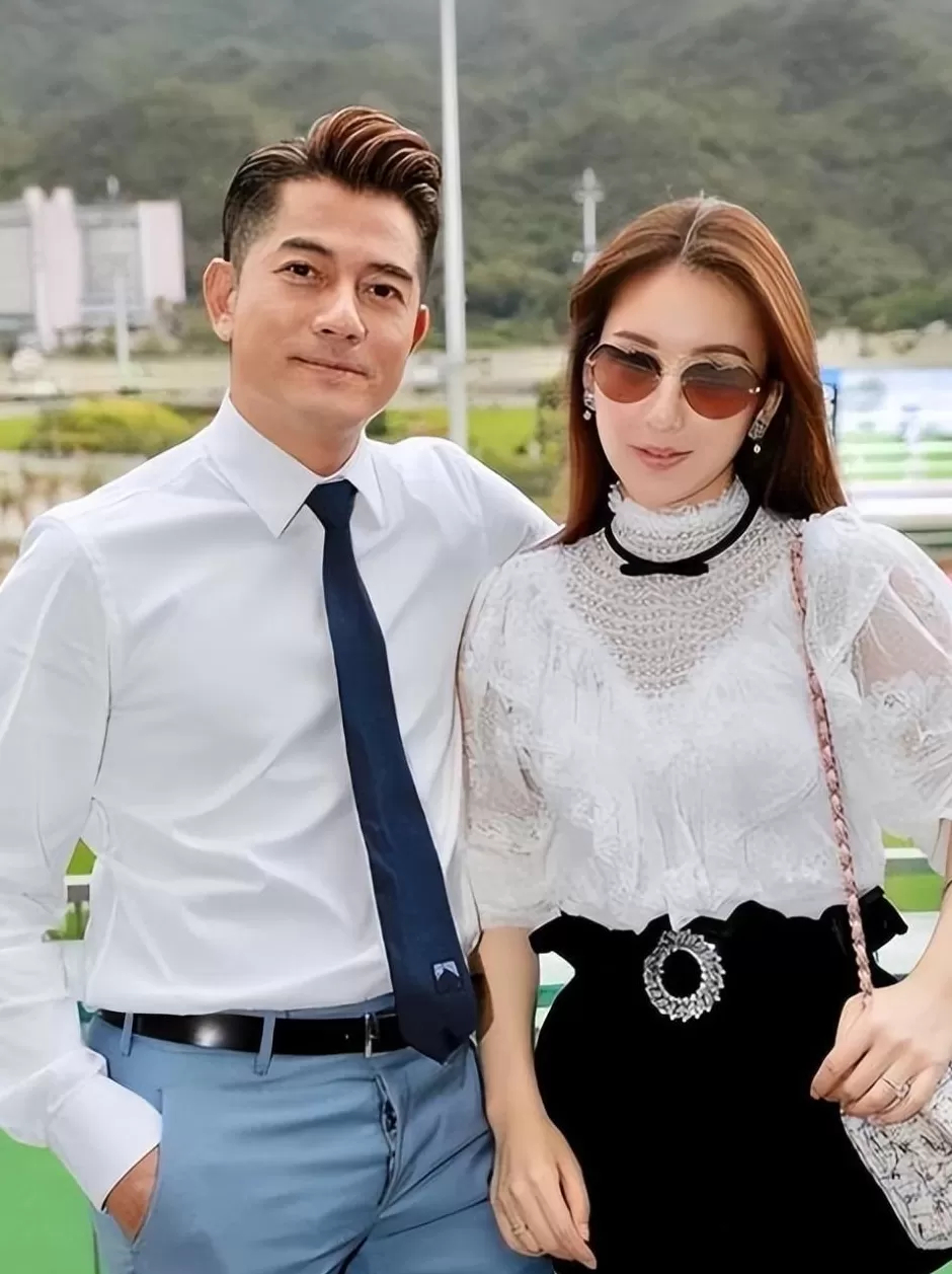 郭富城官宣三胎产女，晒女儿正面照报喜，他现身接宝宝回家一脸疲态-第8张图片-