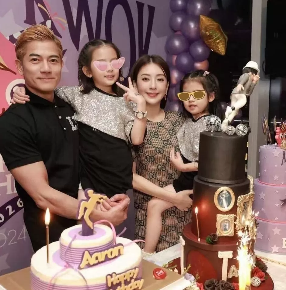 郭富城官宣三胎产女，晒女儿正面照报喜，他现身接宝宝回家一脸疲态-第9张图片-