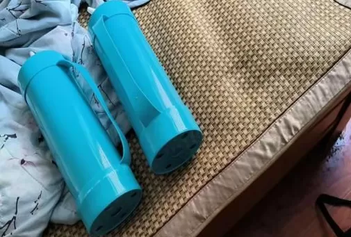 房东收房时发现蓝色瓶子为何惊动了警方？-第1张图片-