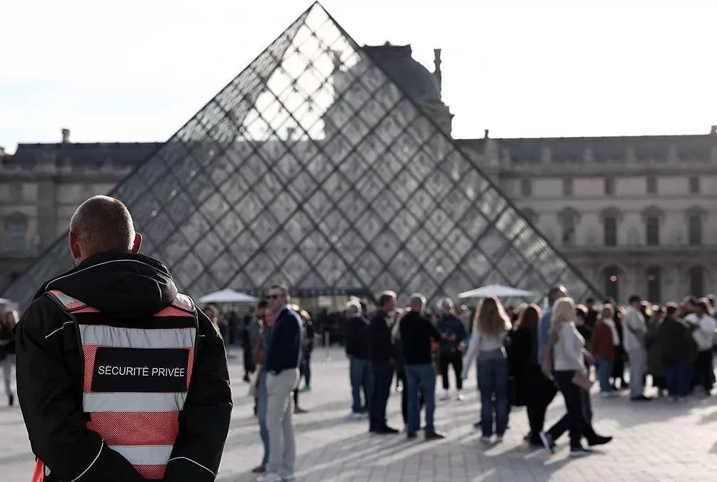 马克龙要求加快部署卢浮宫安保措施-第1张图片-