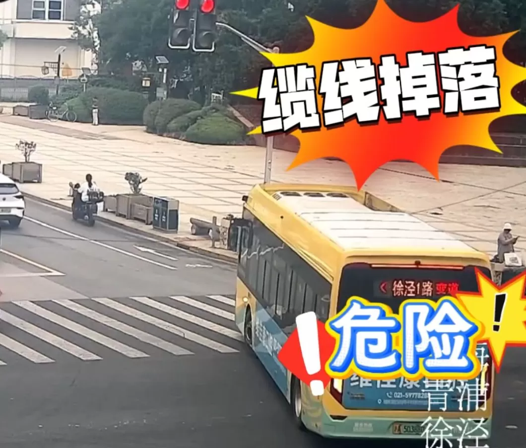 早高峰时电线垂落在路口中央，民警雨中撑举了近三小时-第2张图片-