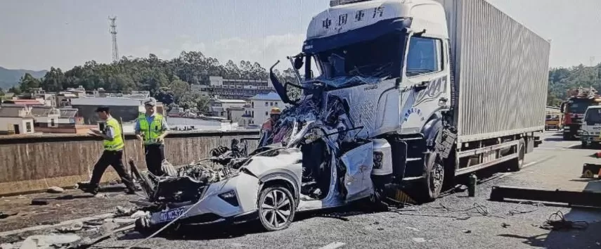 货车司机疲劳驾驶追尾小客车致一家人4死2伤-第1张图片-