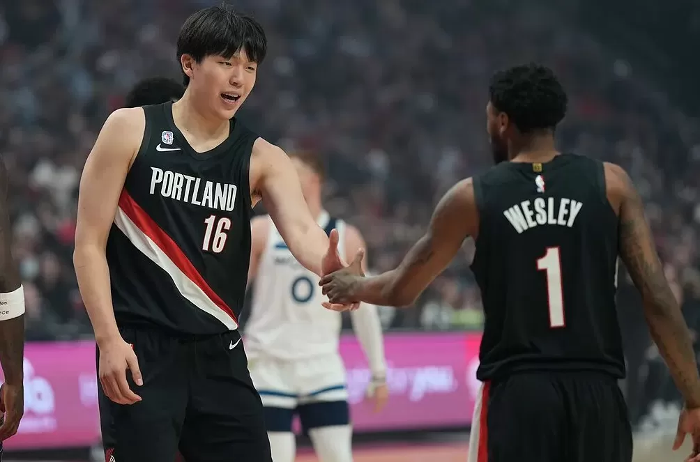 上场5分钟，得2分，1个篮板，杨瀚森体验NBA万事开头难-第3张图片-