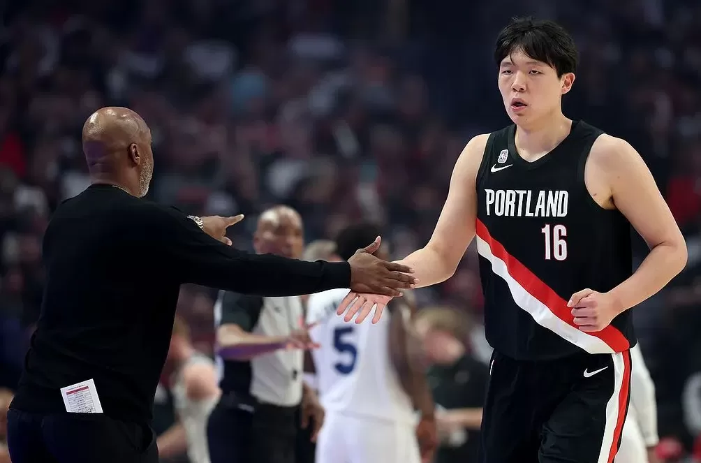 上场5分钟，得2分，1个篮板，杨瀚森体验NBA万事开头难-第4张图片-