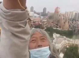 北京75岁大爷一天狂刷43次过山车，每天6点起床乘一个半小时地铁去排队-第3张图片-