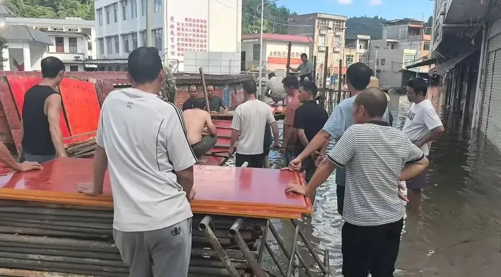 他们在洪水中，搭起去买菜的桥-第8张图片-