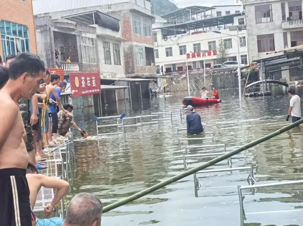 他们在洪水中，搭起去买菜的桥-第7张图片-