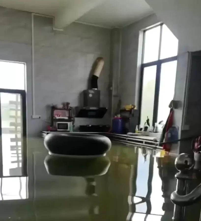 他们在洪水中，搭起去买菜的桥-第11张图片-