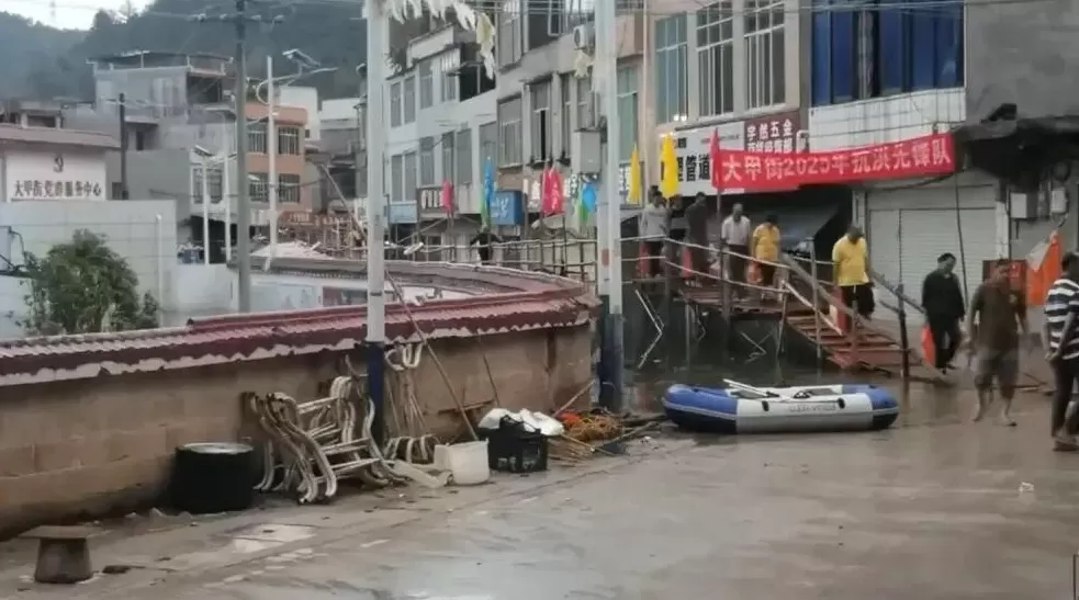 他们在洪水中，搭起去买菜的桥-第9张图片-