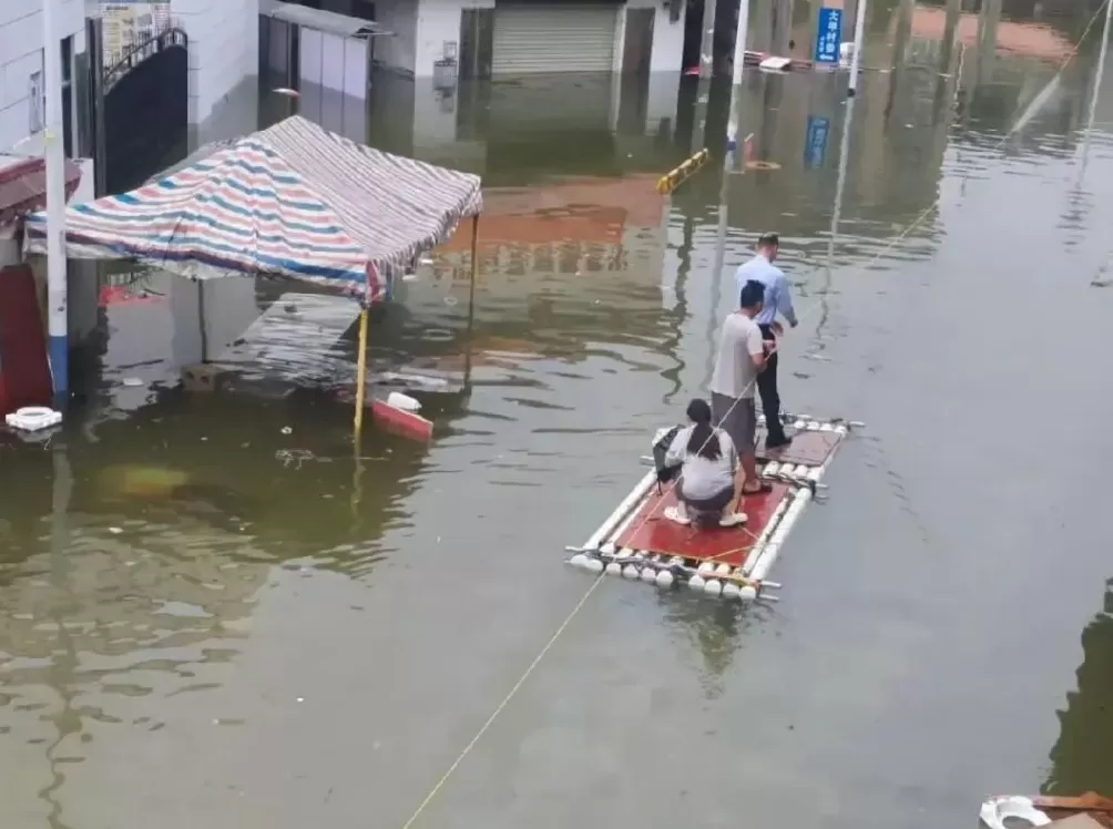 他们在洪水中，搭起去买菜的桥-第10张图片-
