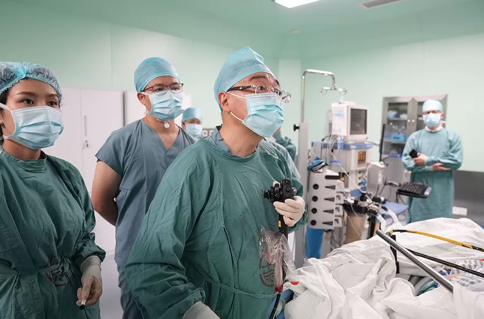 男子误吞鱼刺险切肝，上海医生内镜下取出肝中鱼刺创造“全球首例”-第2张图片-