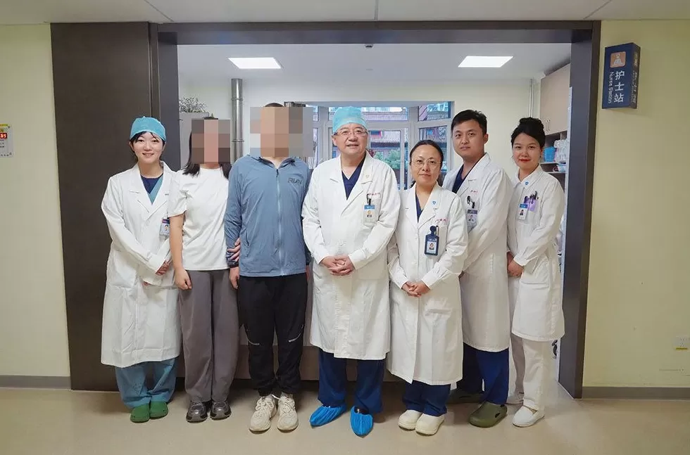 男子误吞鱼刺险切肝，上海医生内镜下取出肝中鱼刺创造“全球首例”-第3张图片-