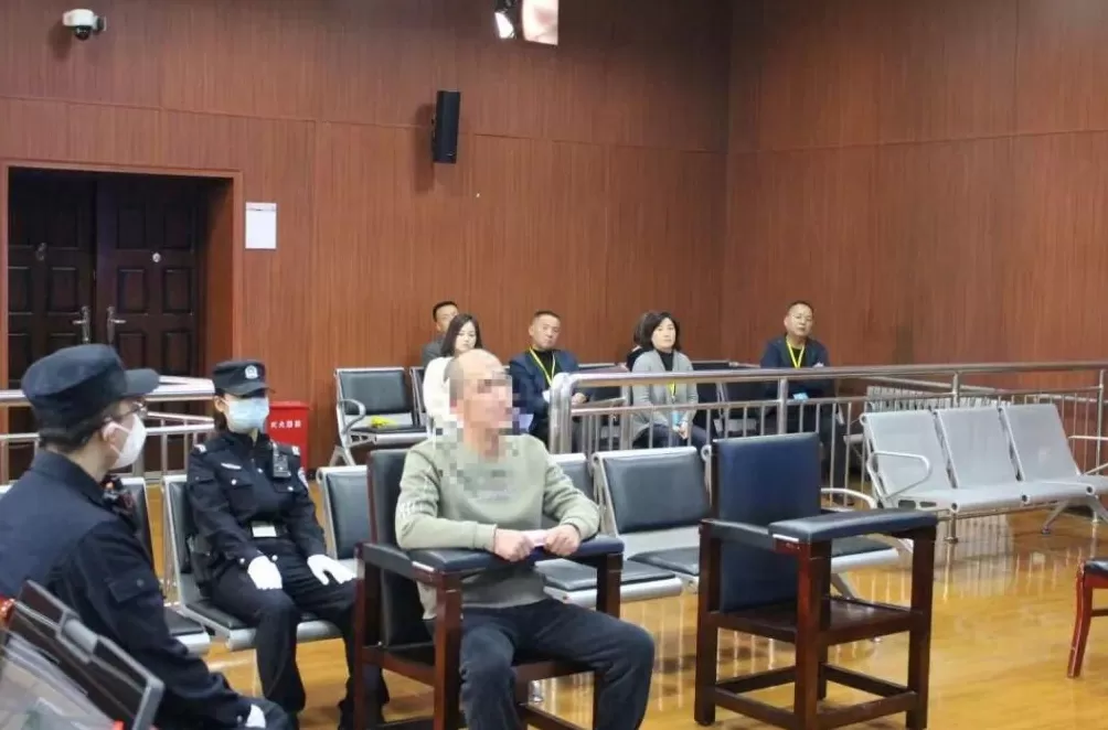 西安2人不满小区装停车桩，殴打保安致其骨折，物业经理录像时也被打骨折-第2张图片-