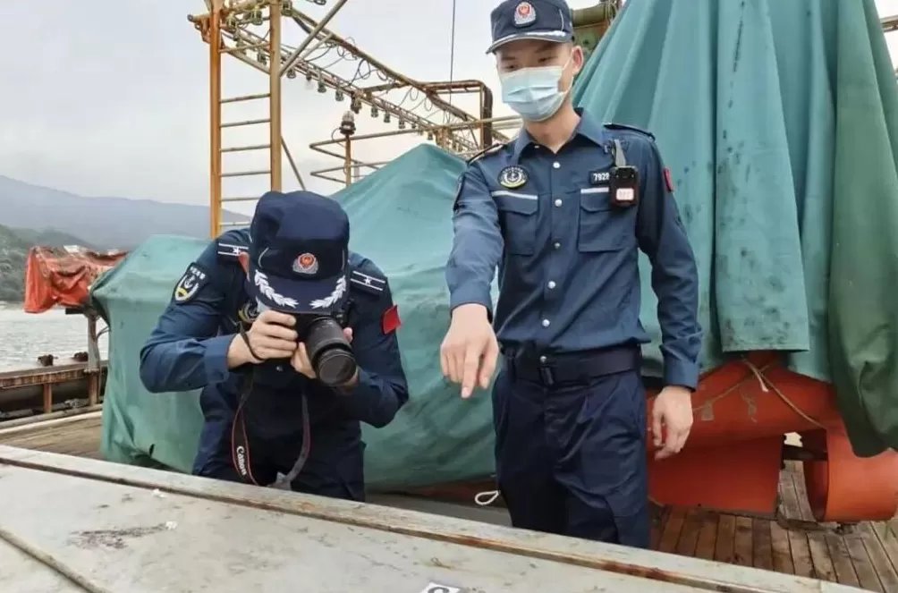 船员在公海致同事死亡，6个月后跳海潜逃，因涉嫌非法入境被查，中国海警将其押解归案-第1张图片-