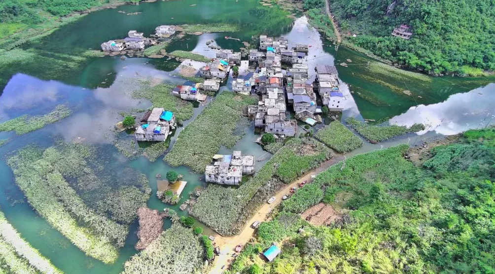 百色“锅底”村庄水患：被浸泡逾半月的家园和生计-第1张图片-