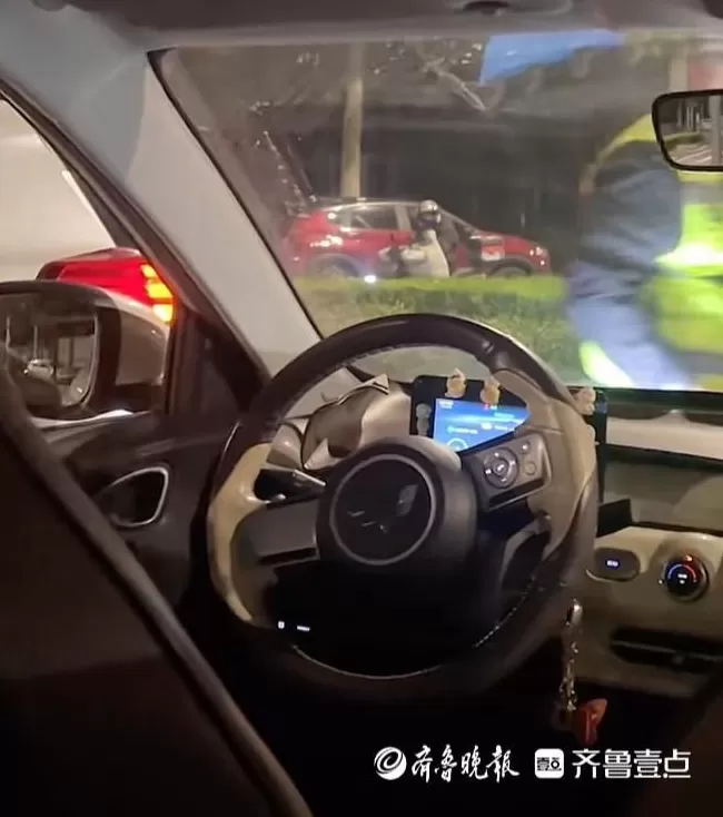 女子深夜打车遇到奇葩司机，遇见交警疯狂倒车！平台：若是酒驾会遭封禁-第1张图片-