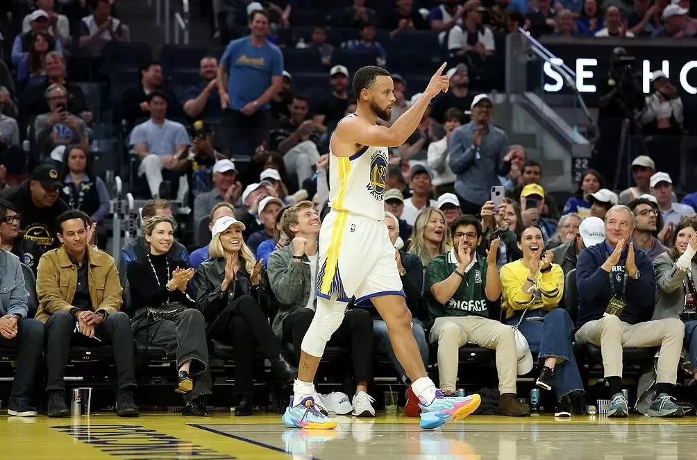 真勇士库里42分加时赛接管比赛！勇士送给掘金新赛季开门黑-第1张图片-