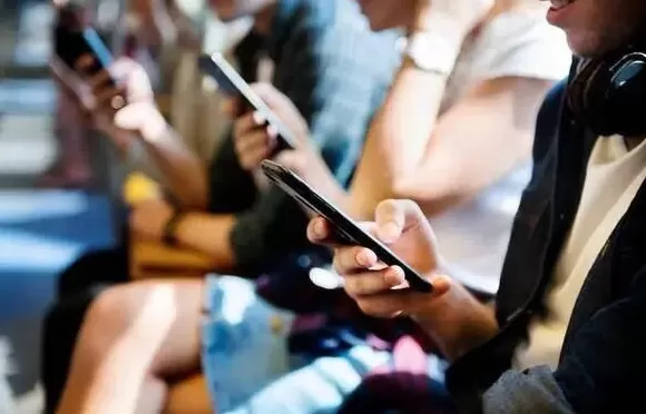 急涨急跌，买金年轻人夜不能寐-第2张图片-