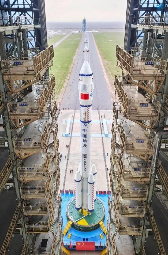 神舟二十一号船箭组合体转运至发射区计划近日择机实施发射-第1张图片-