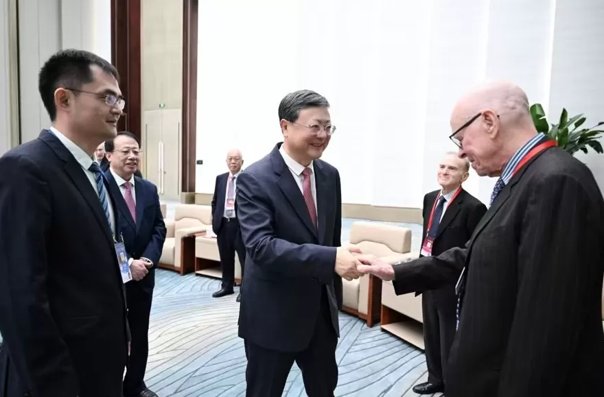 2025世界顶尖科学家论坛在沪开幕，陈吉宁出席并致辞，陈竺颁发世界顶科协奖-第2张图片-