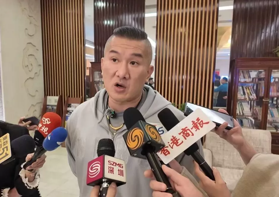台湾光复纪念日这一天，台湾网红“馆长”抵达北京，直言“真的感动”-第1张图片-
