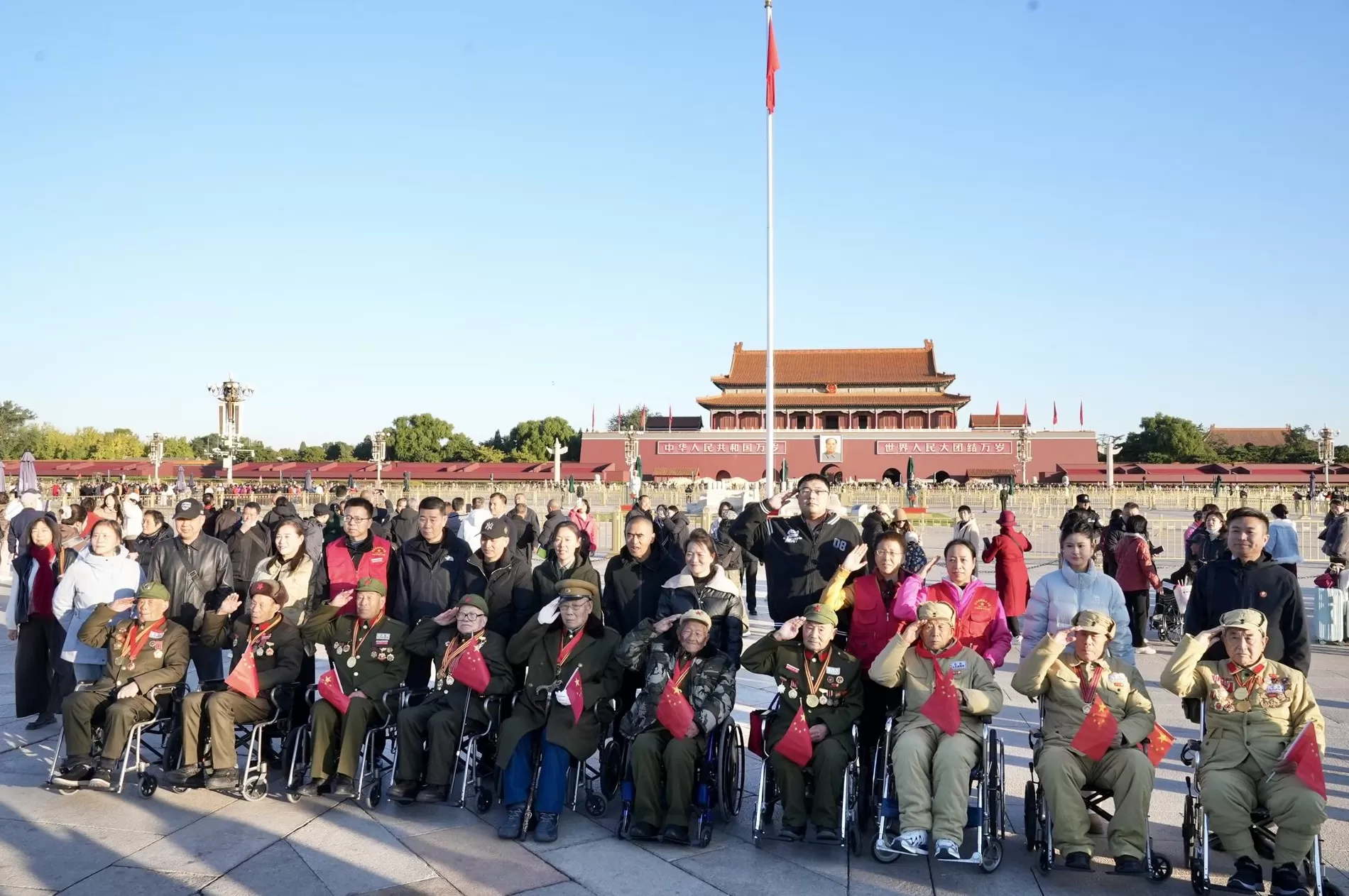 “终于圆梦了！”今晨，抗美援朝老英雄们走进天安门广场-第3张图片-