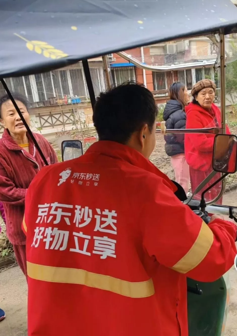 男童悬挂4楼窗户摇摇欲坠，河南一外卖小哥徒手攀爬救人-第3张图片-