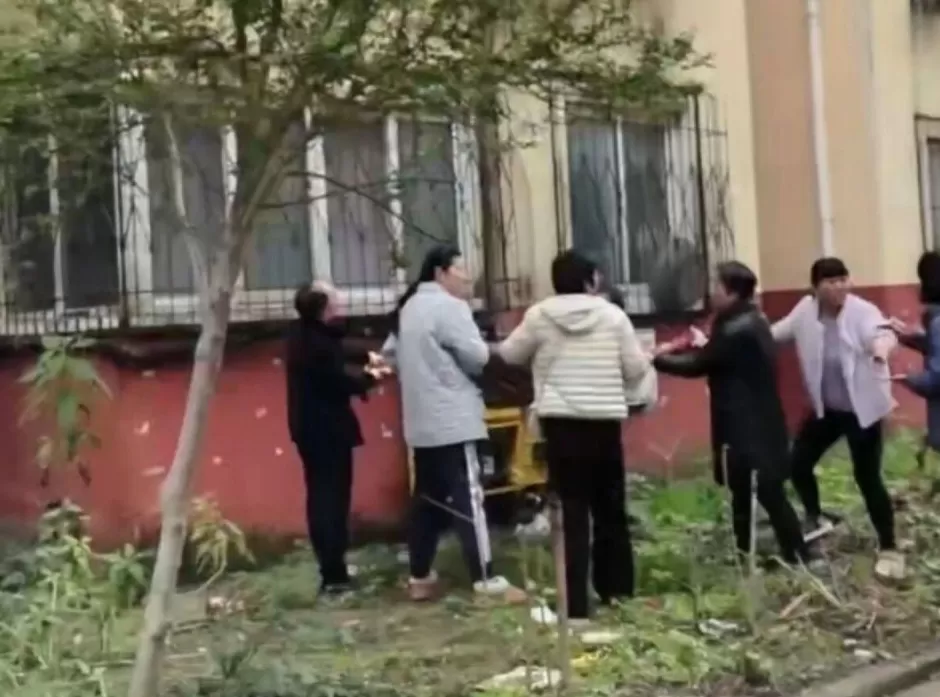 男童悬挂4楼窗户摇摇欲坠，河南一外卖小哥徒手攀爬救人-第4张图片-