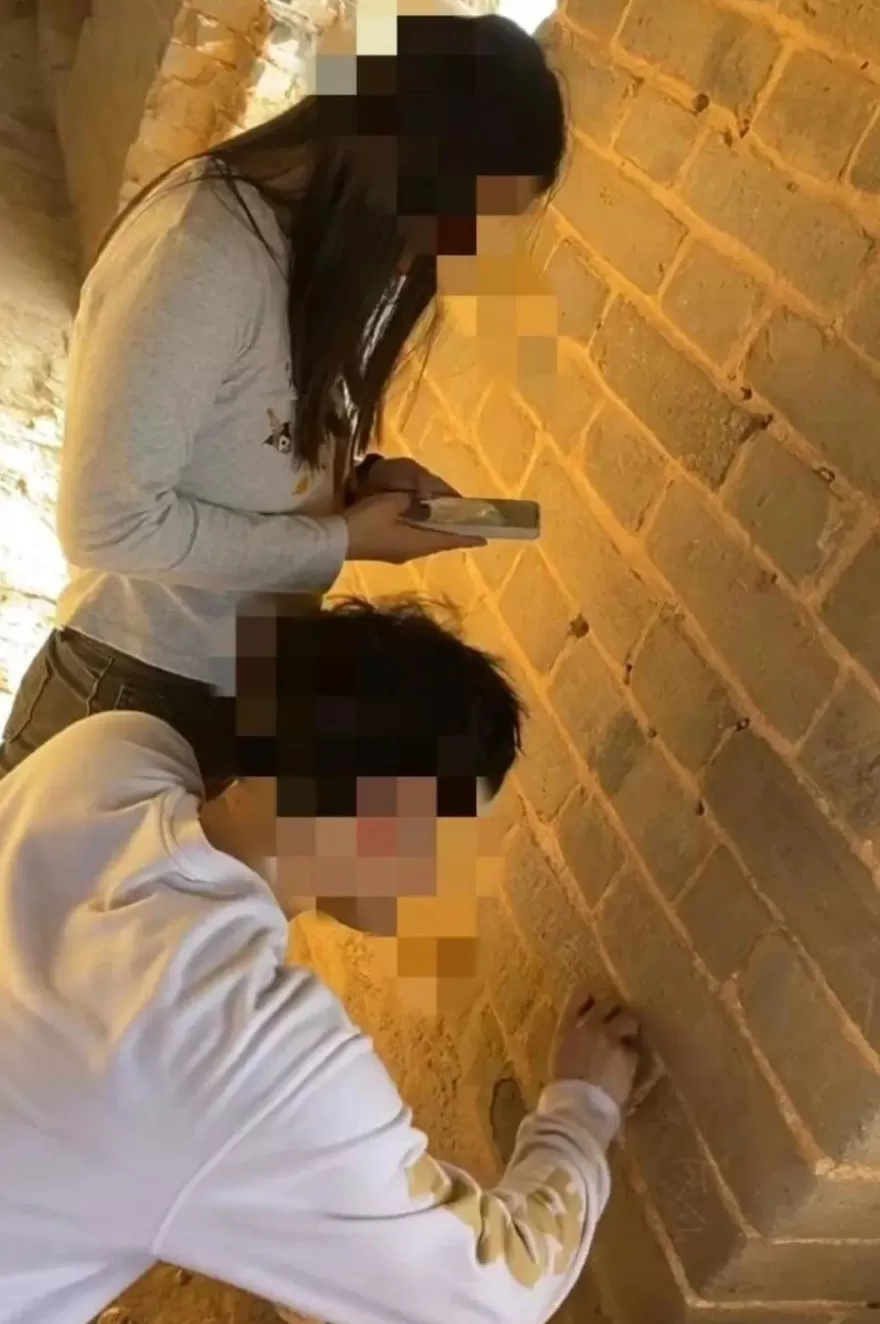 游客在长城刻字劝不住？警方回应-第2张图片-