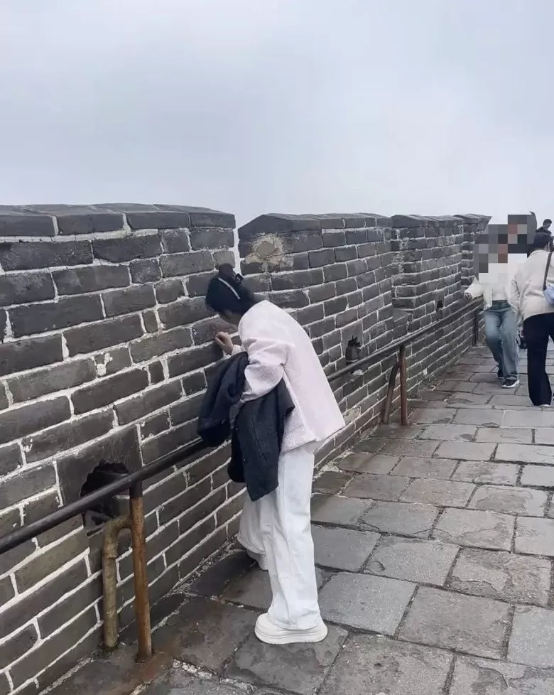 游客在长城刻字劝不住？警方回应-第1张图片-