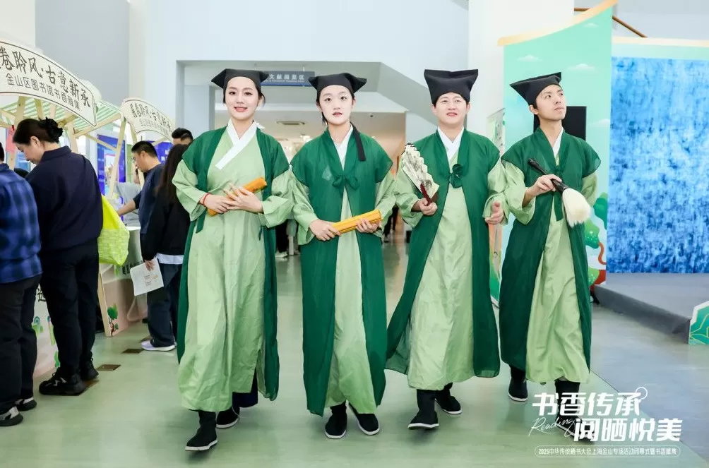 图书馆化身立体式古籍文化体验馆，这场晒书大会走过春夏秋-第1张图片-