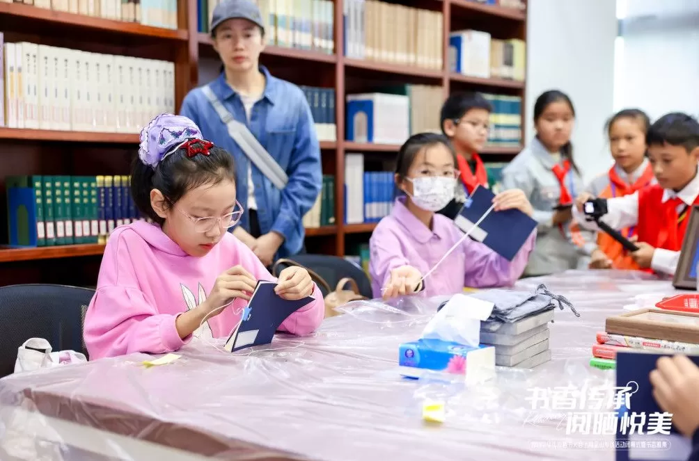 图书馆化身立体式古籍文化体验馆，这场晒书大会走过春夏秋-第6张图片-